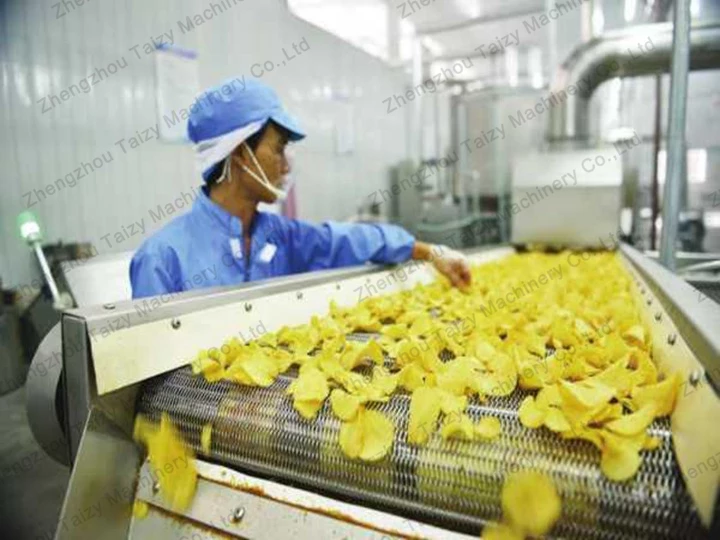 Les machines de traitement industriel de chips de pommes de terre de Taizy sont conçues pour l'efficacité et l'excellence. Du lavage des pommes de terre à la découpe et à la friture, ces machines rationalisent l'ensemble du processus, garantissant une uniformité et une qualité à chaque fournée.